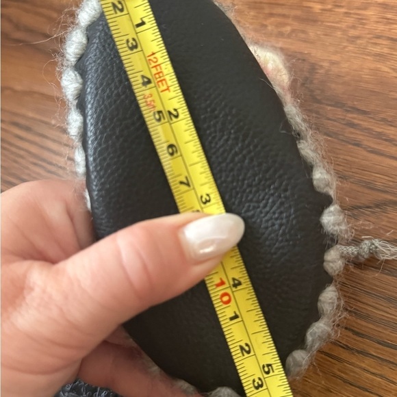 NWOT MUFFLE UP merino wool grey and white infant knitted booties - Picture 8 of 9